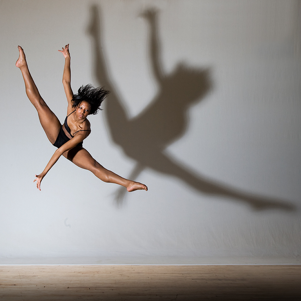 Нестандартные движения. Richard calmes photographer. Танец в полете. Необычные движения в танцах. Динамика движения.