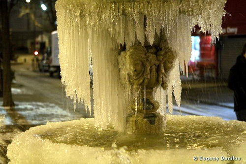 Замерзший фонтан фото 2