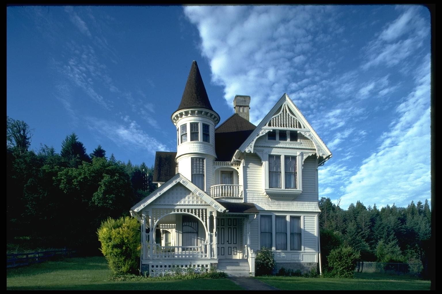 Така дом. Особняк в стиле Ампир с башенками. Коттедж с башенкой в викторианском стиле. Красивый домик. Красивые коттеджи.