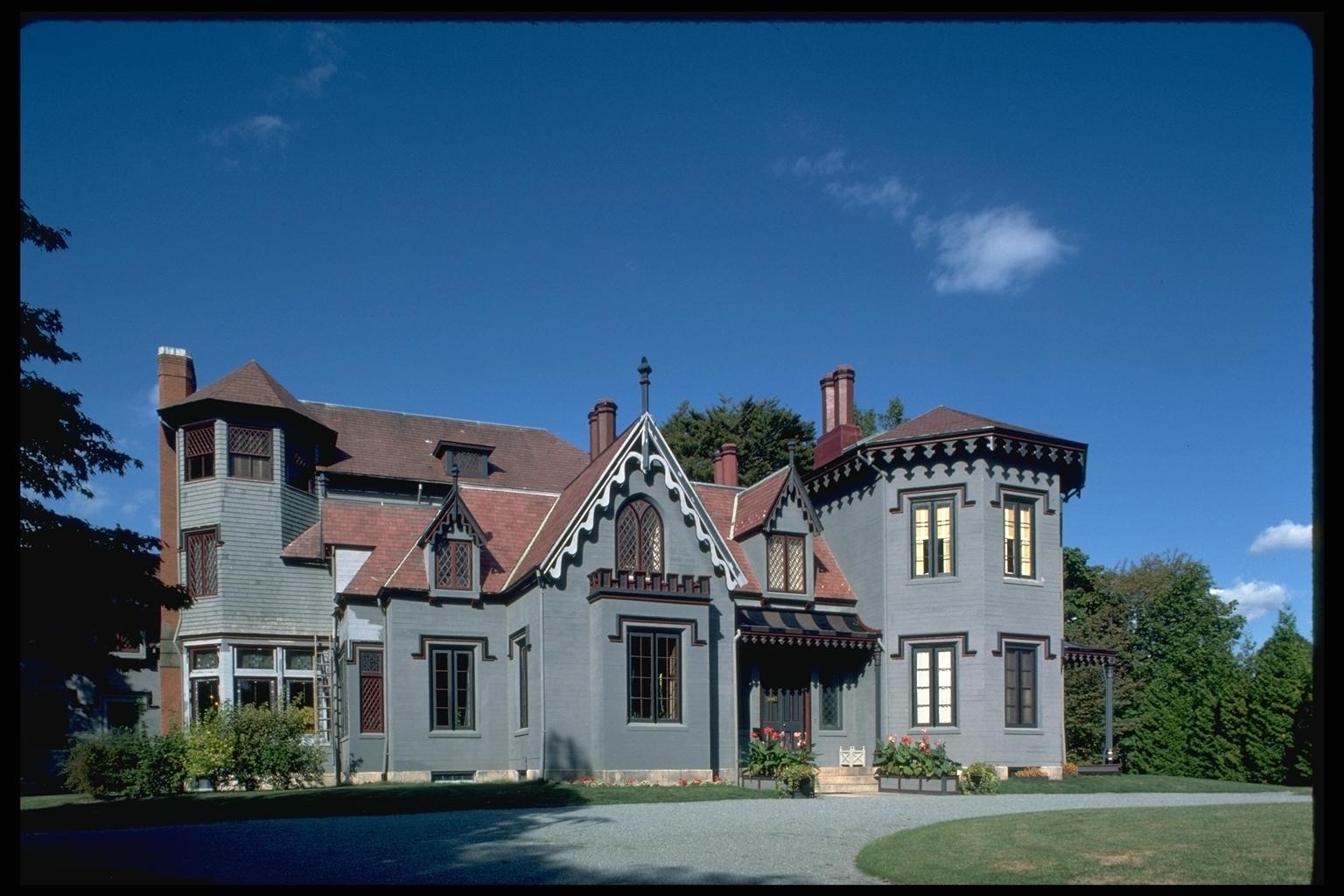 Пятистами домами. Архитектура американского пригорода. Красивые дома. Дом в нормандском стиле. Особняк в викторианском стиле США.