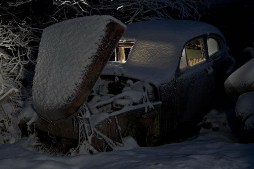 Свалка автомобилей морозной ночью фото 1