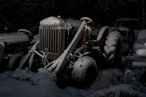 Свалка автомобилей морозной ночью фото 3