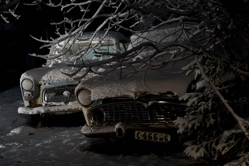 Свалка автомобилей морозной ночью фото 4