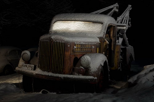 Свалка автомобилей морозной ночью фото 10