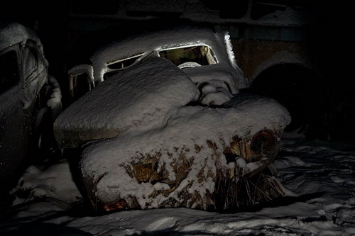 Свалка автомобилей морозной ночью фото 15