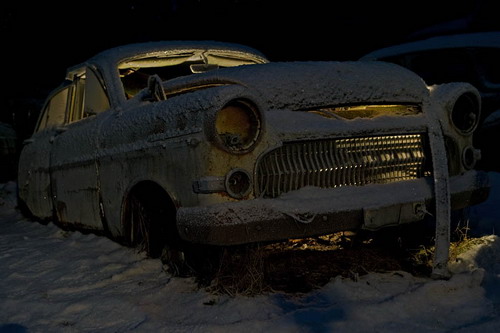 Свалка автомобилей морозной ночью фото 17
