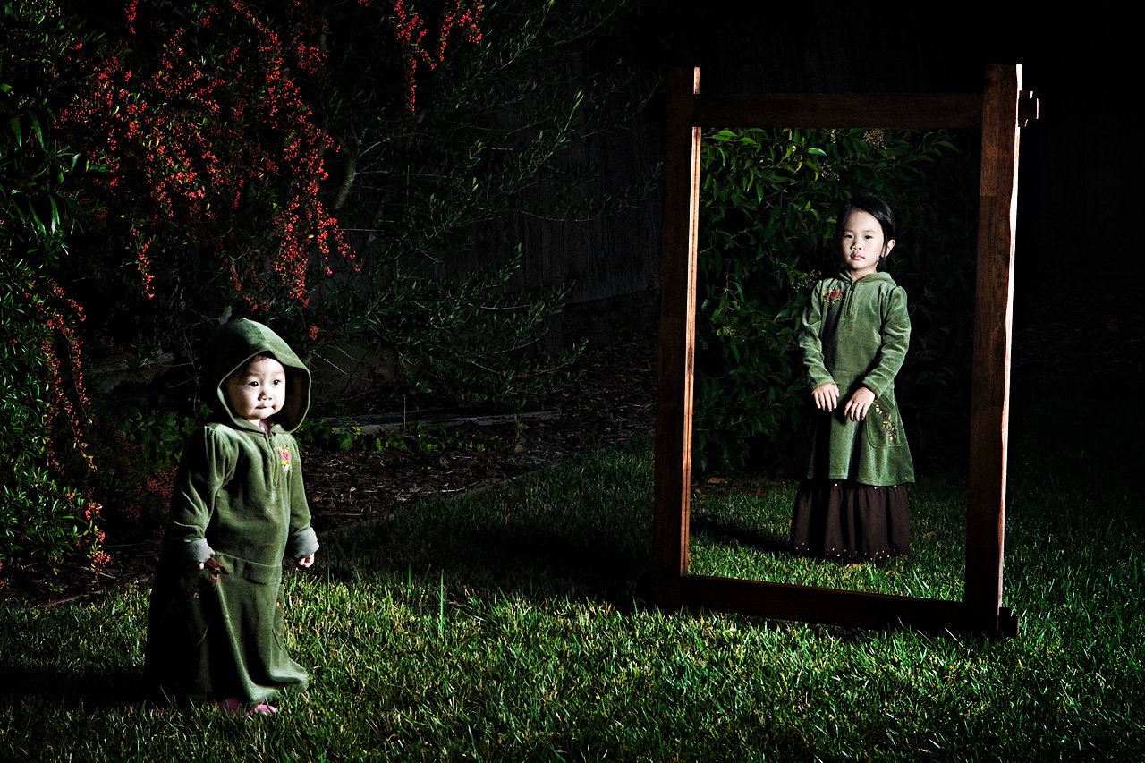 Маленький свет. Дети в замке креативные фото. Sisters on the Mirror.