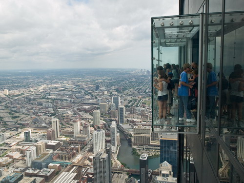 Стеклянный балкон на 103-ем этаже небоскреба фото 4