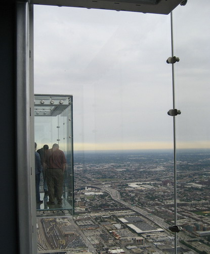 Стеклянный балкон на 103-ем этаже небоскреба фото 5
