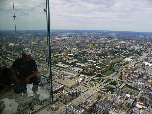 Стеклянный балкон на 103-ем этаже небоскреба фото 11