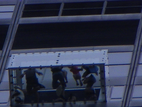 Стеклянный балкон на 103-ем этаже небоскреба фото 13