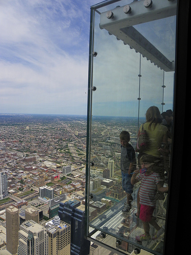 Стеклянный балкон на 103-ем этаже небоскреба фото 15