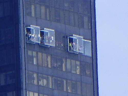 Стеклянный балкон на 103-ем этаже небоскреба фото 19