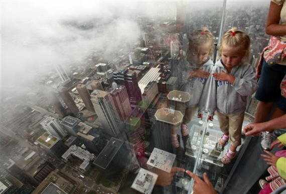 Стеклянный балкон на 103-ем этаже небоскреба :: фотография 1