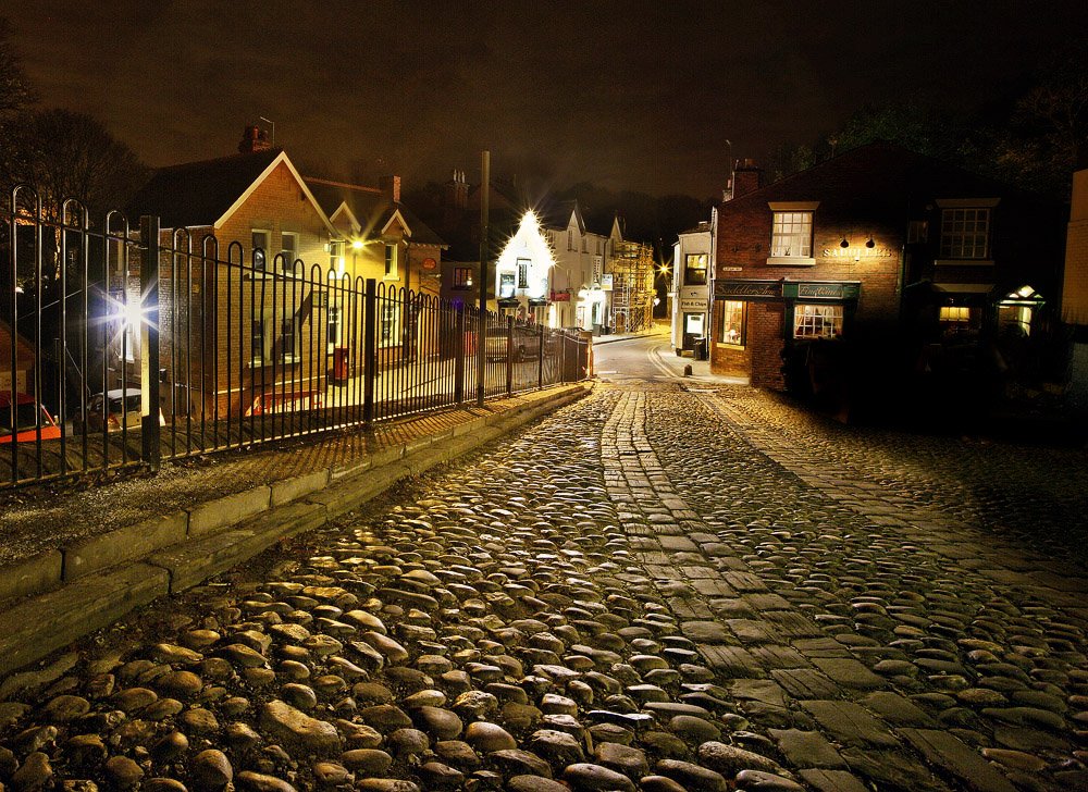 Город тихие вечера. Ночная улица. Красивые тихие города. Старый город ночью. Ночной маленький городок.